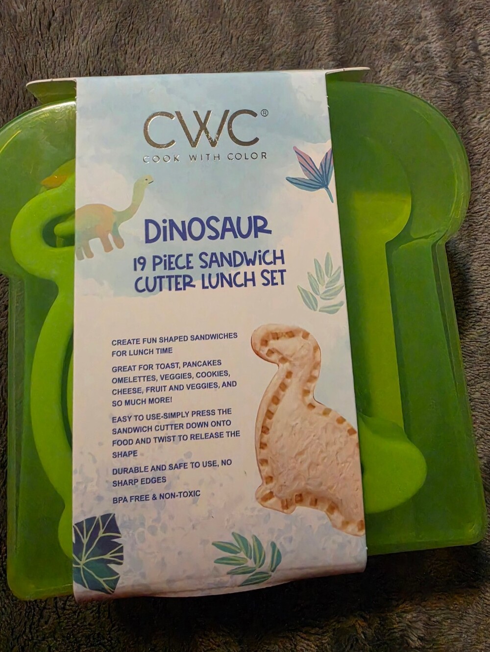 CWC Dinosaur 19-Piece Sandwich Cutter Lunch Set - Picture 6 of 9